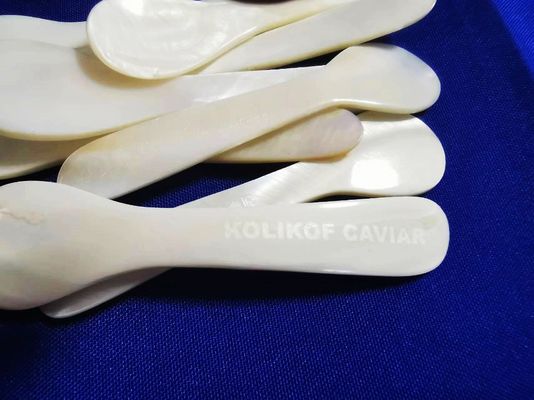 اللون الأبيض الطبيعي أم اللؤلؤ ملعقة الكافيار 3.5 بوصة و 4.7 متوفرة ملعقة MOP في غلاف ورقي