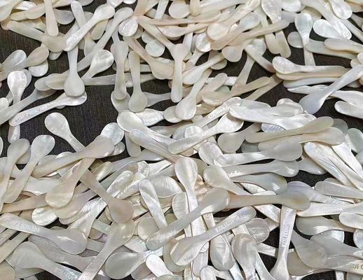 اللون الأبيض الطبيعي أم اللؤلؤ ملعقة الكافيار 3.5 بوصة و 4.7 متوفرة ملعقة MOP في غلاف ورقي